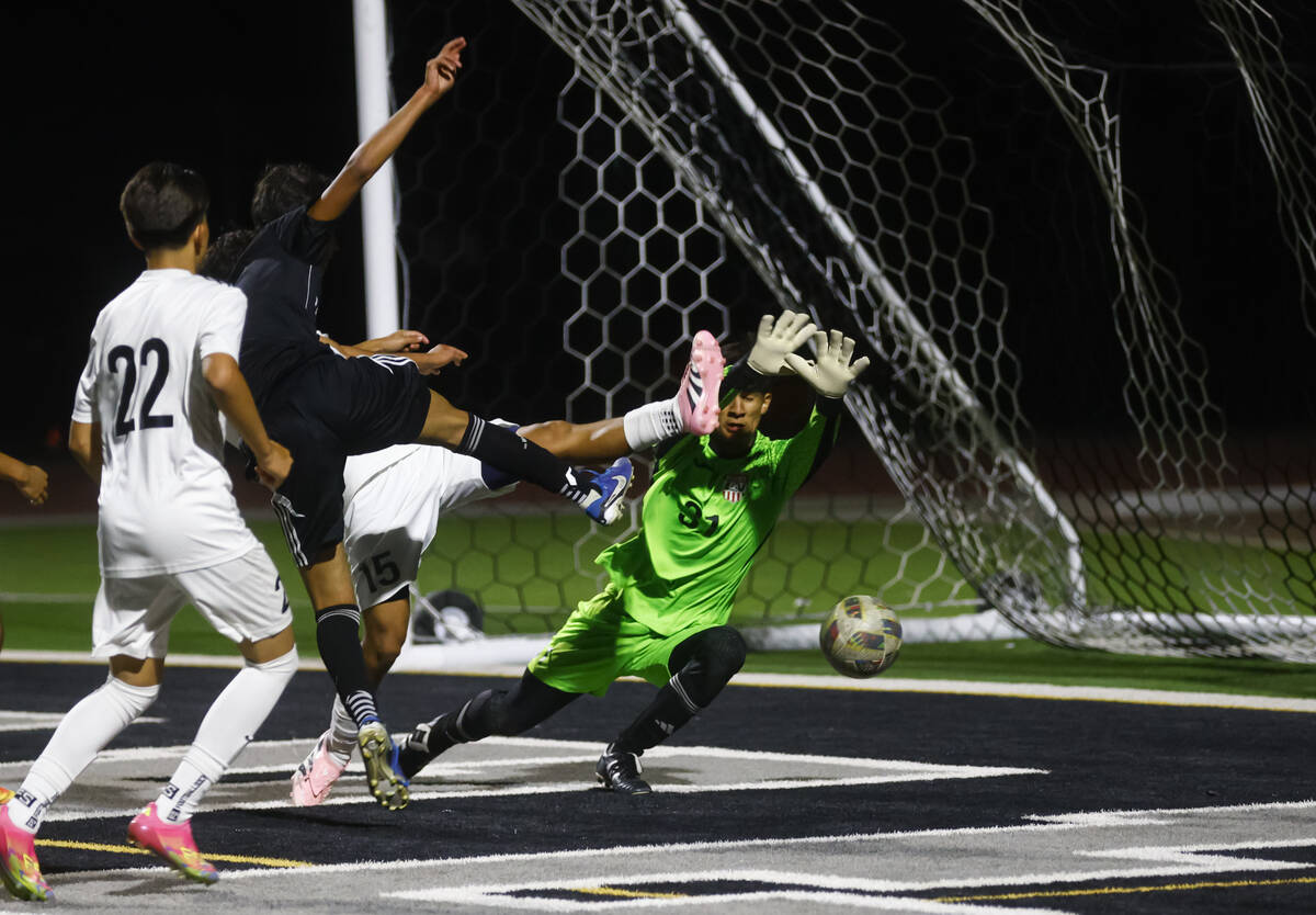 Palo Verde's Jonathan Villanueva (8) scores past Las Vegas goalkeeper Cristian Alvarado Ro ...