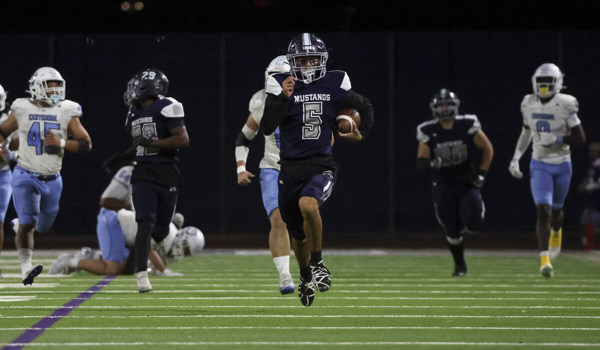 Shadow Ridge's Isaiah Ruiz (5) runs the ball to score a touchdown against Shadow Ridge dur ...