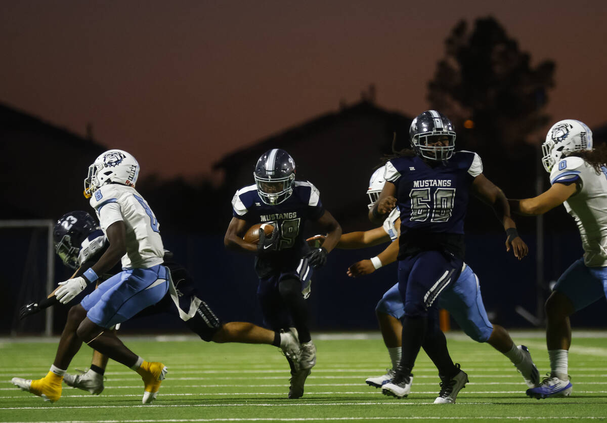 Shadow Ridge's Trevin Young (29) runs the ball against Centennial during the first half of ...