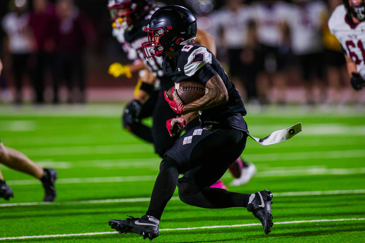 Desert Oasis wide receiver/cornerback Isaiah Reyes (6) runs the ball during a class 5A Souther ...