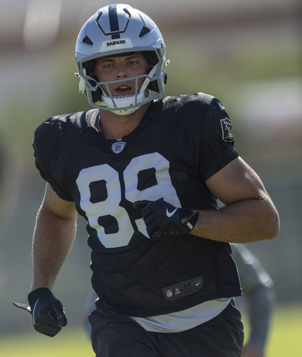 Raiders tight end Brock Bowers (89) warms up during the team’s practice at the Intermoun ...