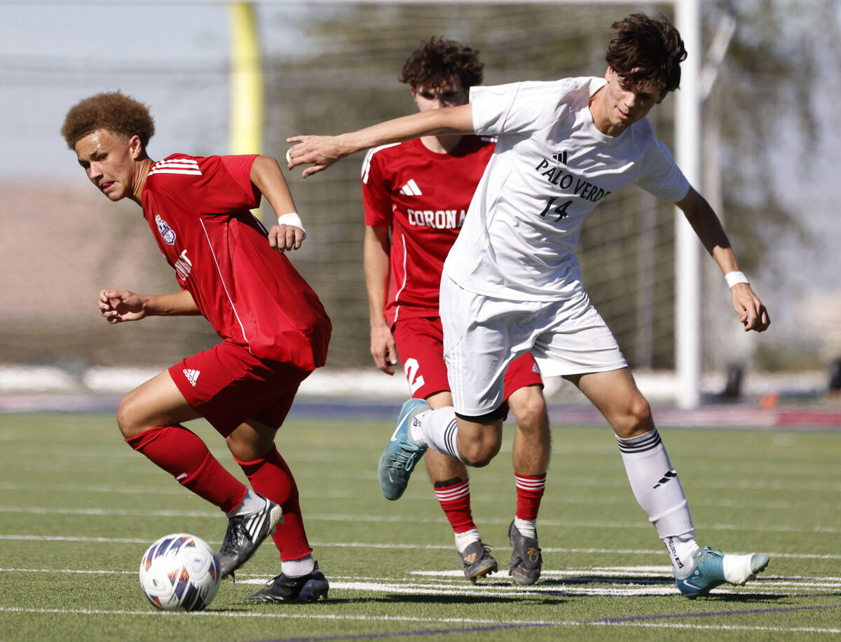 Coronado Jacobus Holt, left, drives past Palo Verde Haydn Rodrigues (14) during a Class 5A Sout ...