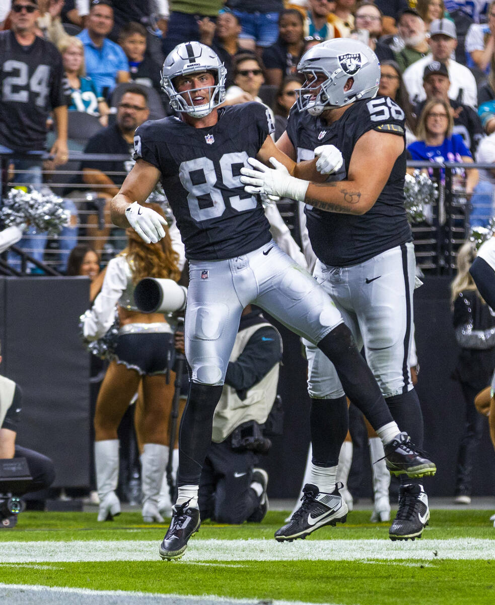 Raiders tight end Brock Bowers (89) celebrates a touchdown catch over Jacksonville Jaguars corn ...