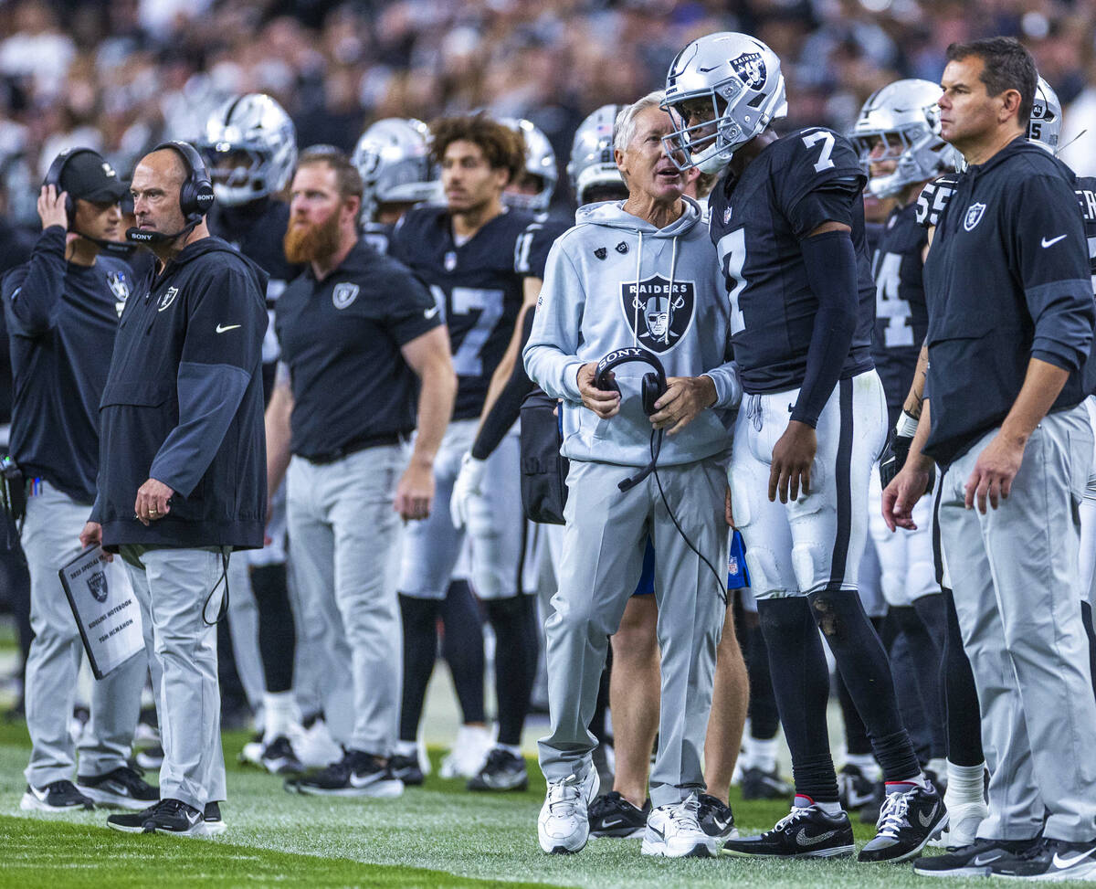 Raiders head coach Pete Carroll and quarterback Geno Smith (7) confer on the sidelines after a ...