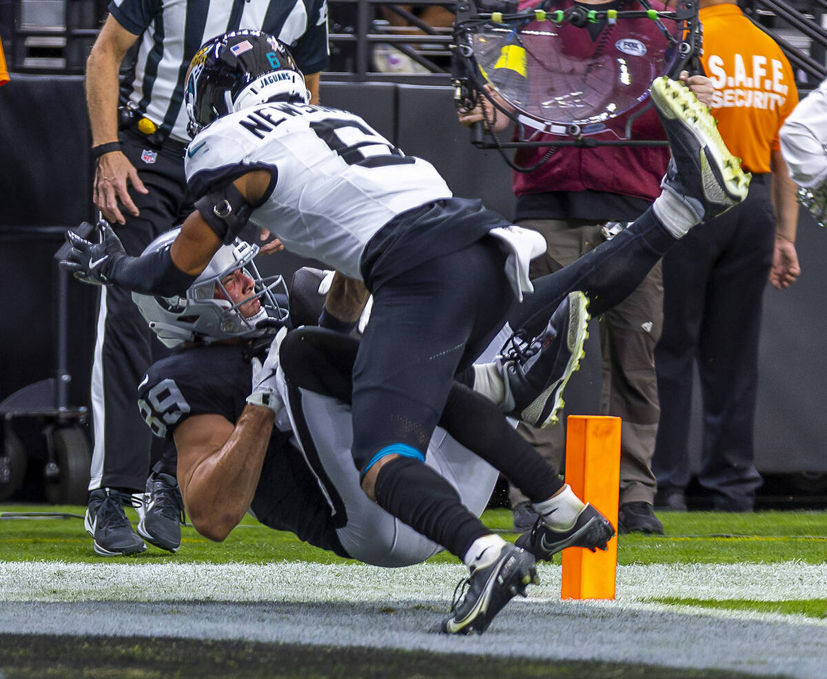 Raiders tight end Brock Bowers (89) secures a touchdown catch over Jacksonville Jaguars cornerb ...