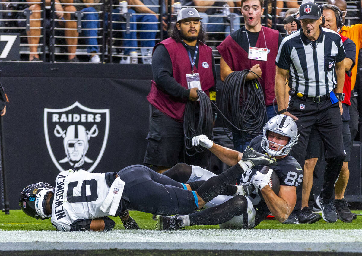 Raiders tight end Brock Bowers (89) secures a touchdown catch over Jacksonville Jaguars cornerb ...