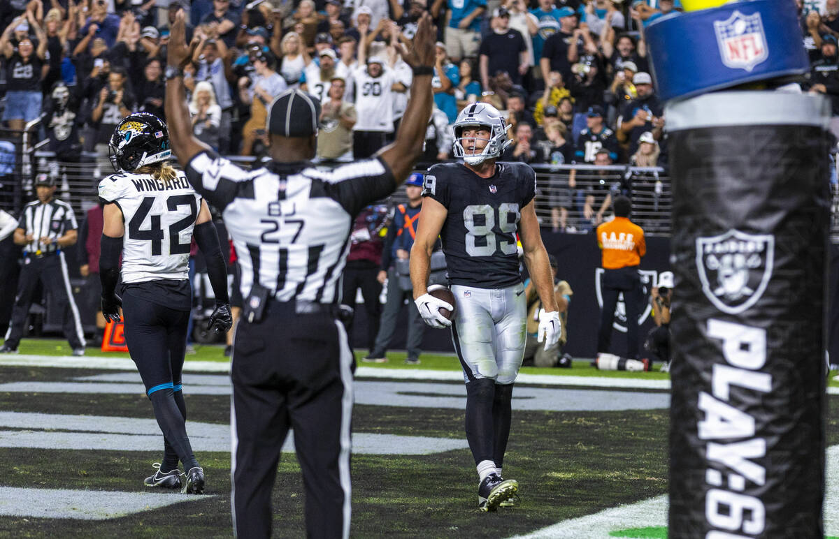 Raiders tight end Brock Bowers (89) looks back to teammates after a touchdown against the Jacks ...