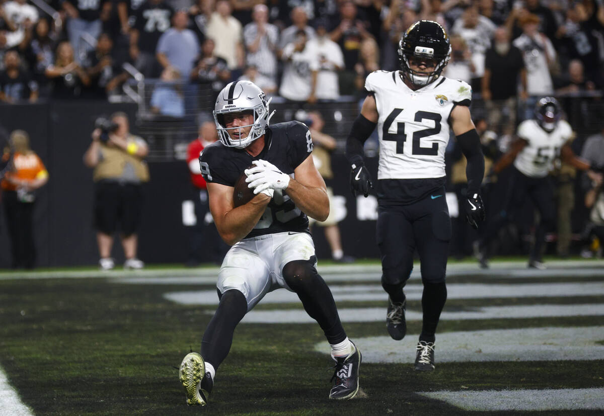 Raiders tight end Brock Bowers (89) scores a touchdown against the Jacksonville Jaguars during ...