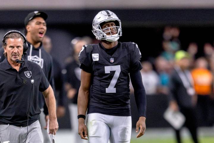 Raiders quarterback Geno Smith (7) looks to a replay screen during the second half of an NFL ga ...