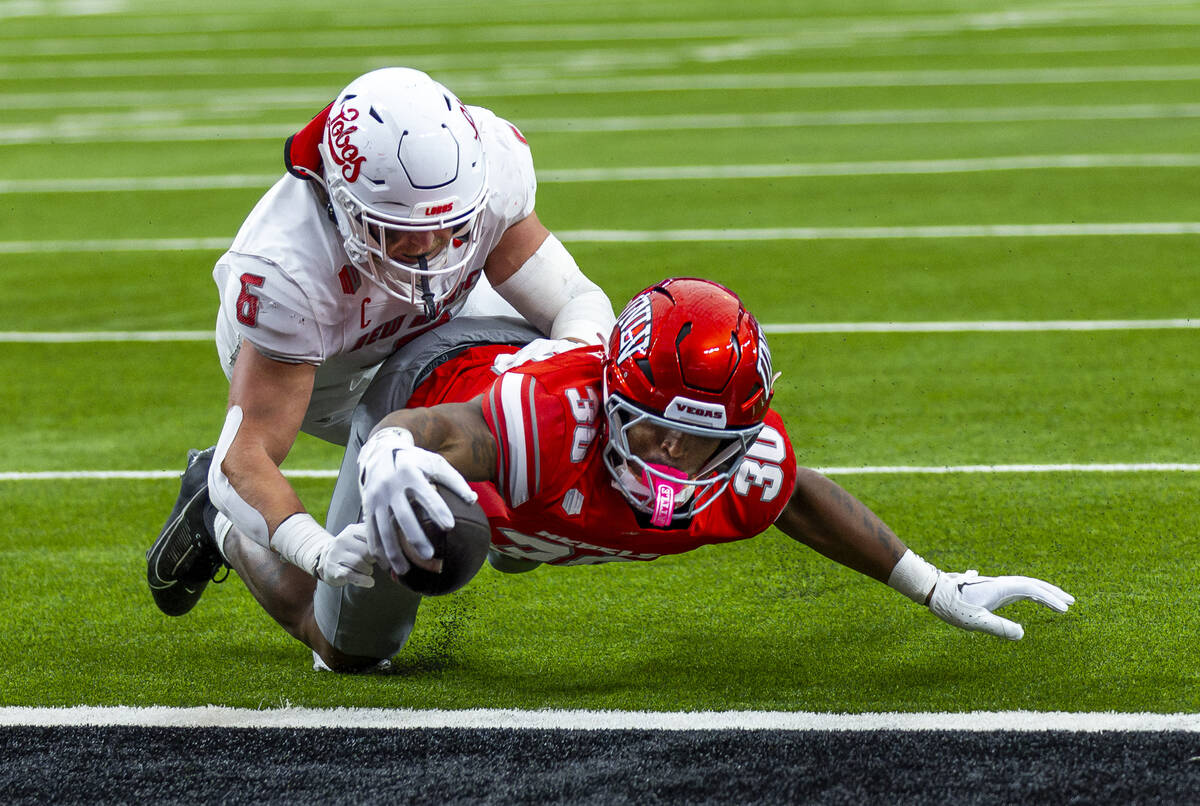 UNLV tight end Var'Keyes Gumms (30) extends the ball into the end zone with New Mexico Lob ...