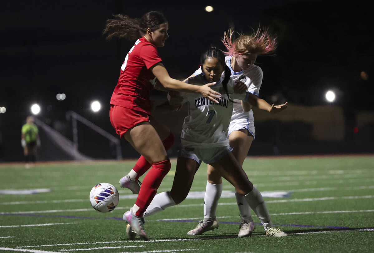 Coronado's Jovie Poniewaz, left, battles for the ball against Centennial's Ysabella B ...