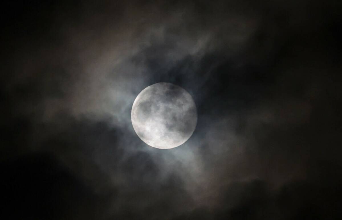 A Beaver supermoon rises over the Las Vegas Valley on Wednesday, Nov. 5, 2025. (Chase Stevens/L ...