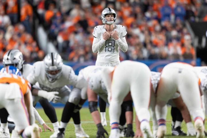 Raiders kicker Daniel Carlson (8) sets up to kick a field goal that would have tied the game at ...