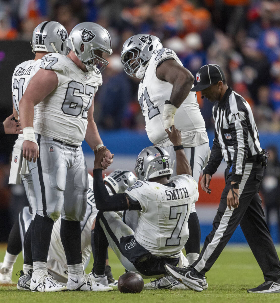 Raiders center Will Putnam (67) and offensive tackle DJ Glaze (71) help quarterback Geno Smith ...