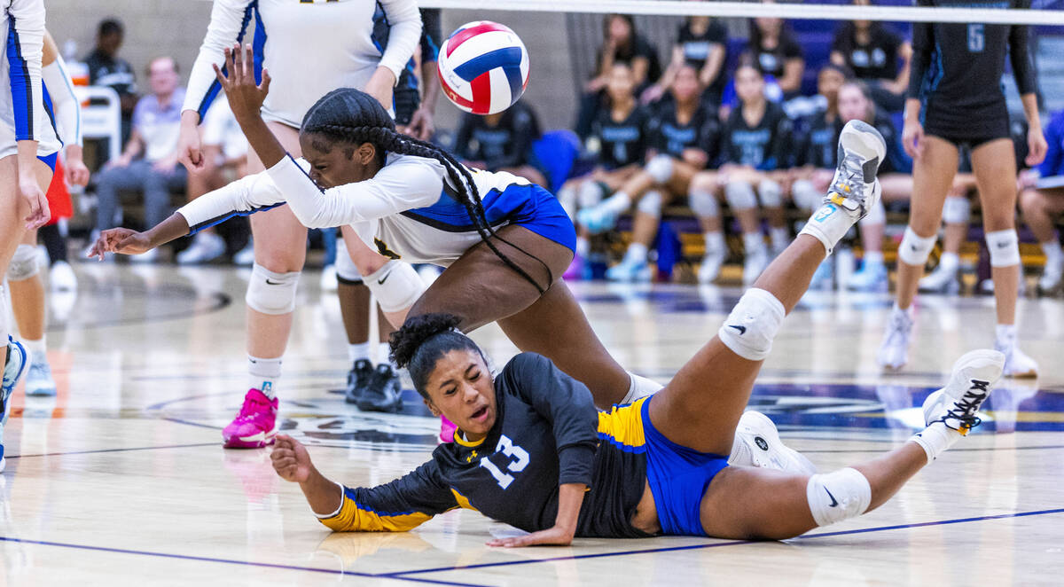 Sierra Vista's Halen Manibusan (13) and Sydney Mason (3) collide while chasing a Silverado ...