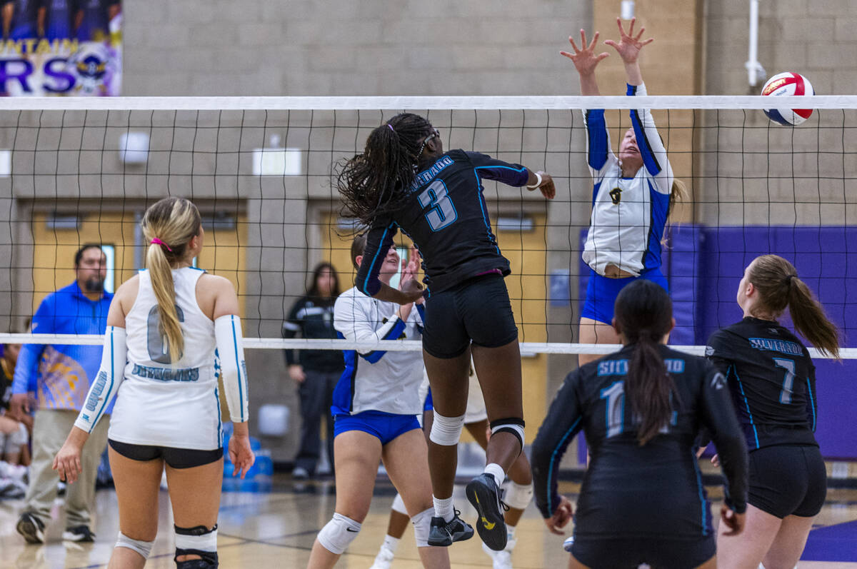 Silverado's Jaida Rainey (3) spikes the ball past Sierra Vista's Sienna Rhein (6) dur ...