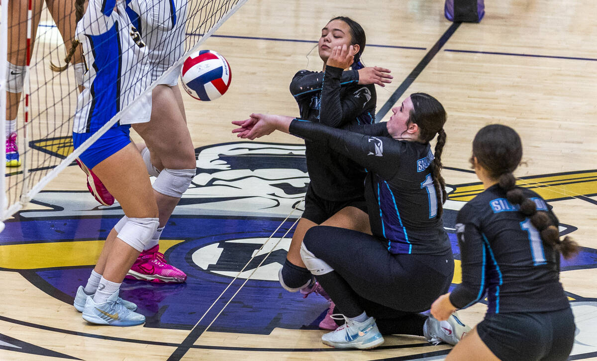 Silverado's Madison Smith (16) attempts to dig out a ball missed by Katie Reynoso (8) agai ...