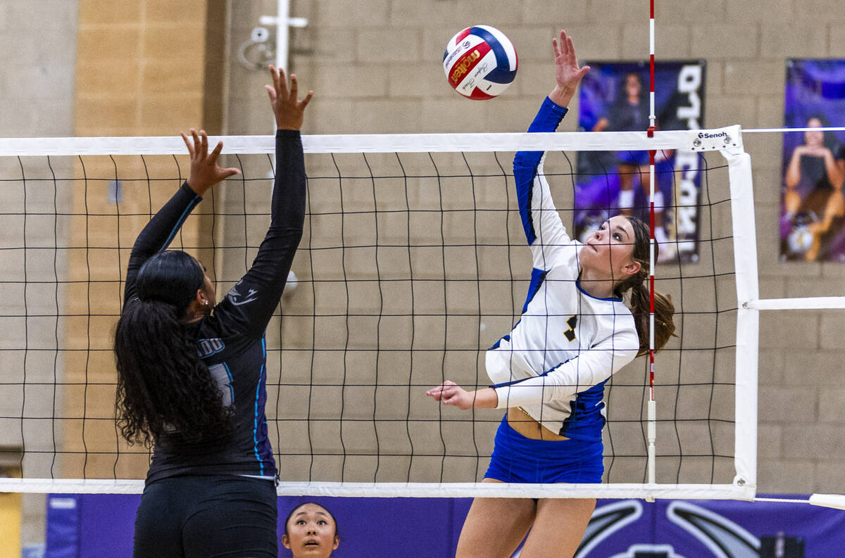 Sierra Vista's Averie Gidge (4)spikes the ball as Silverado's Kalia Roberts (15) elev ...