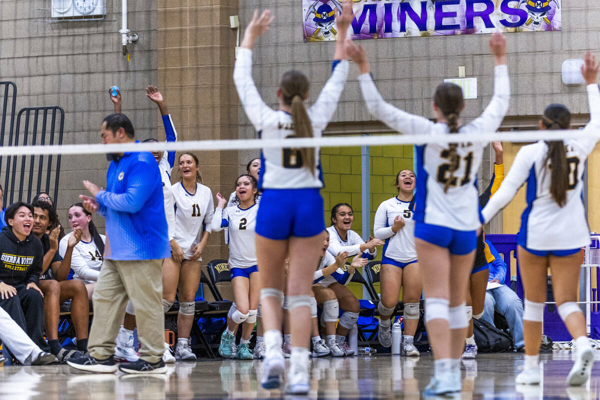 Sierra Vista players celebrate a second game win against Silverado during their 4A girls volley ...