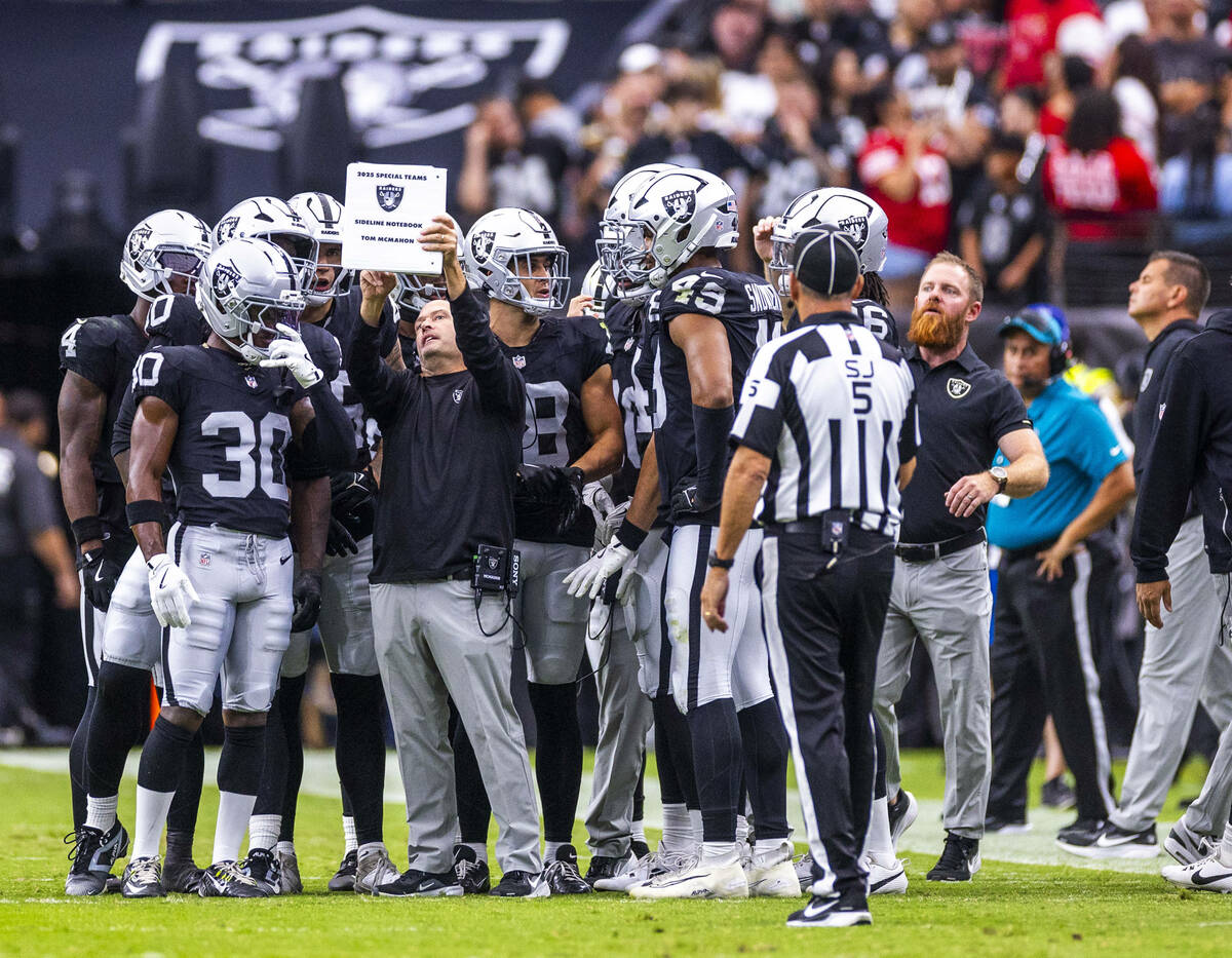 Raiders special teams coordinator Tom McMahon sets up a kickoff formation against the San Franc ...