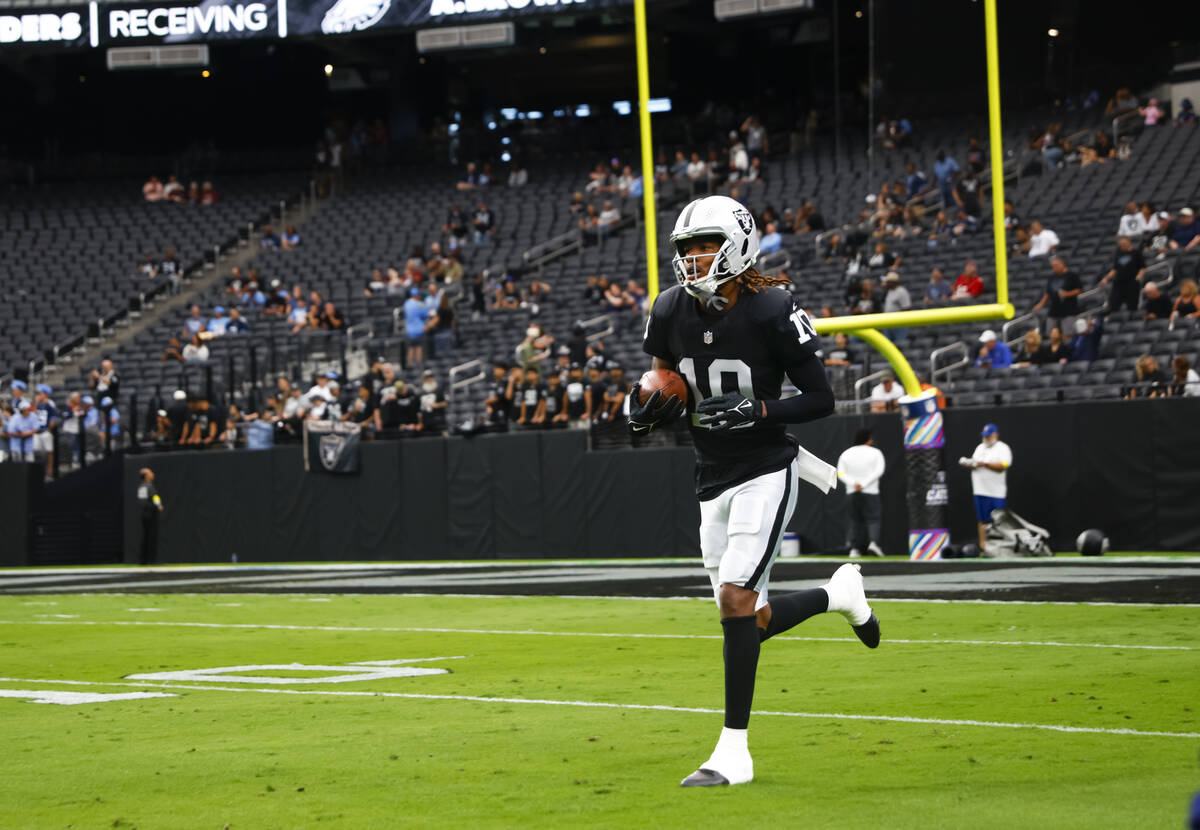 Raiders wide receiver Dont'e Thornton Jr. (10) warms up before the start of an NFL game be ...