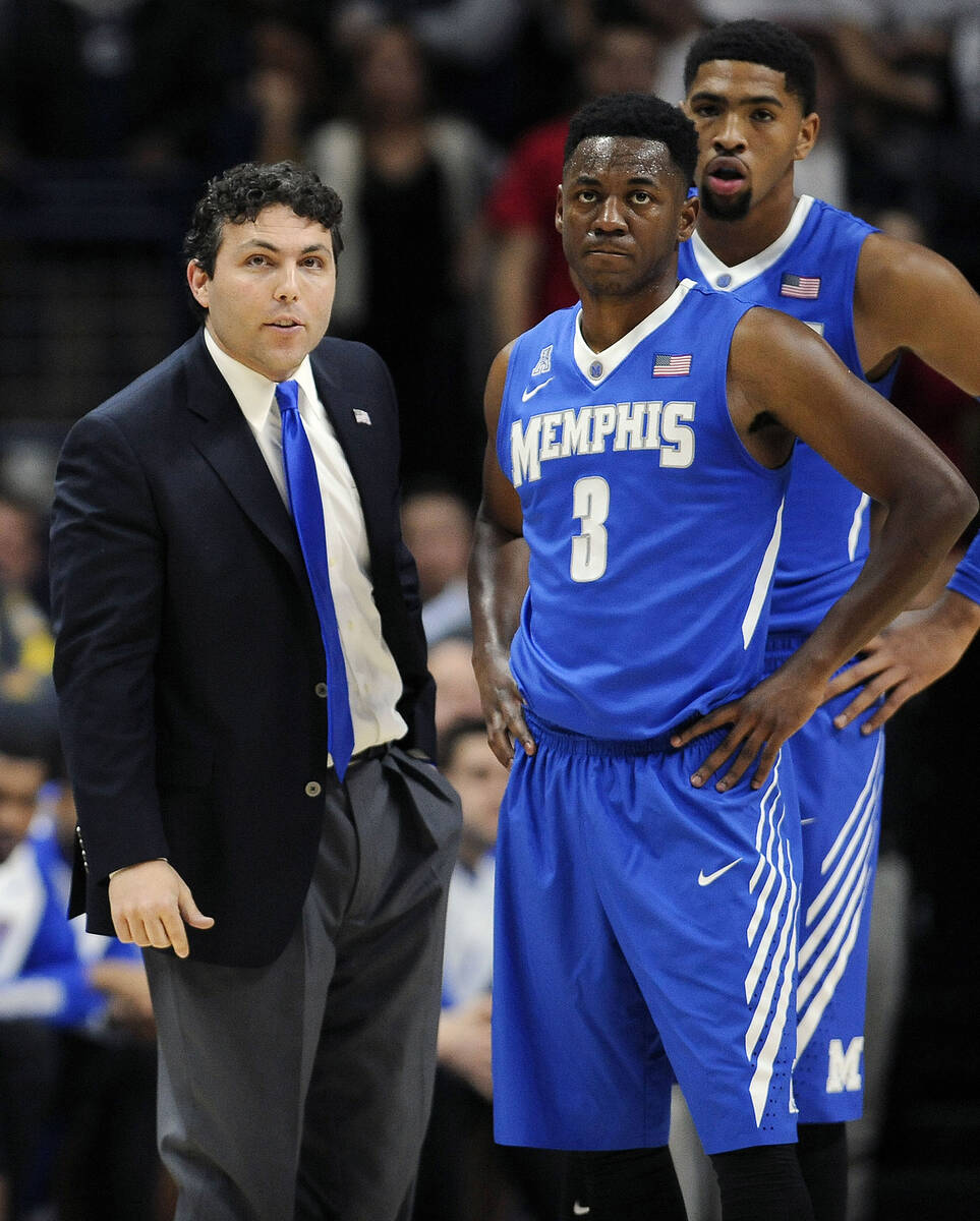 Memphis head coach Josh Pastner talks with Memphis’ Avery Woodson in the first half of a ...