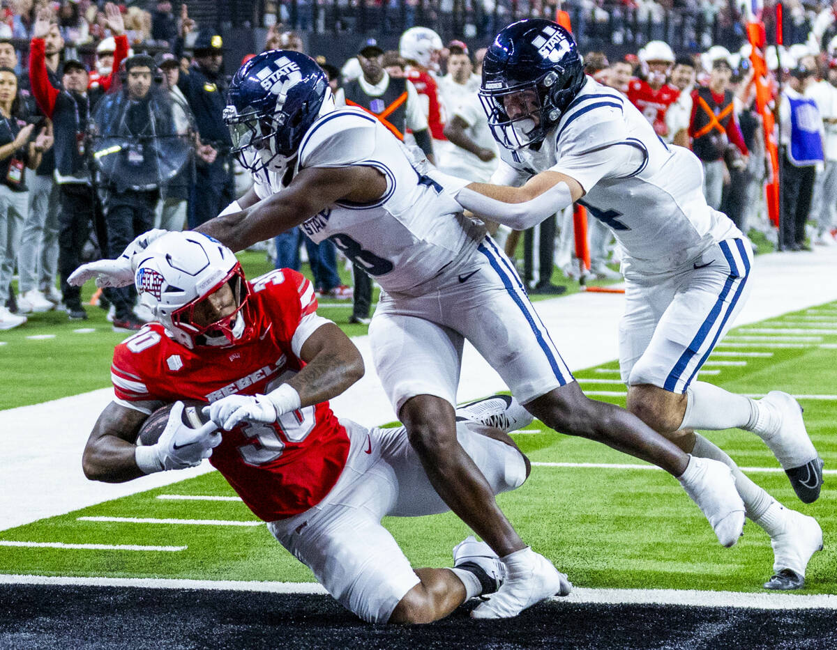 UNLV tight end Var'Keyes Gumms (30) secures a pass and touches his knee in the end zone as Utah ...