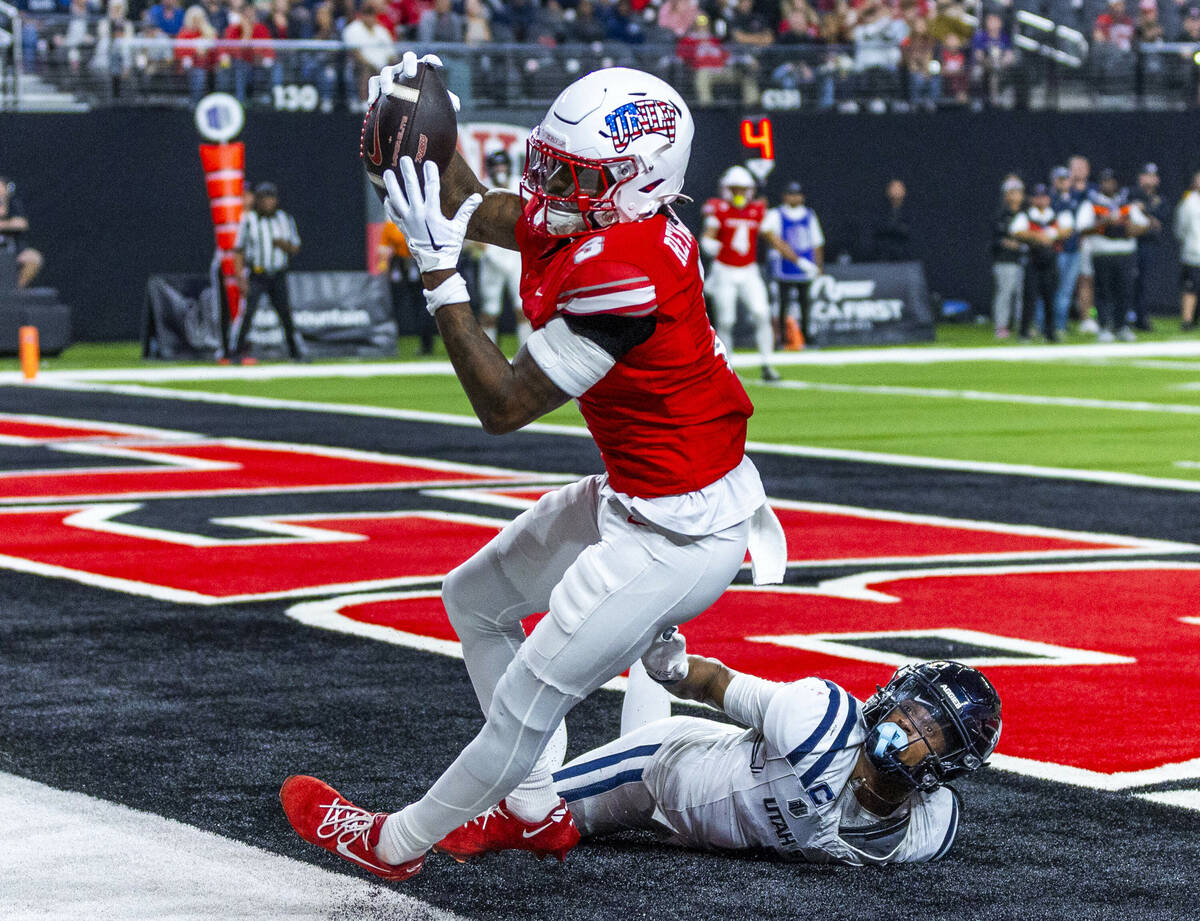 UNLV wide receiver Daejon Reynolds (3) gets a foot down back in the end zone for a big catch ag ...