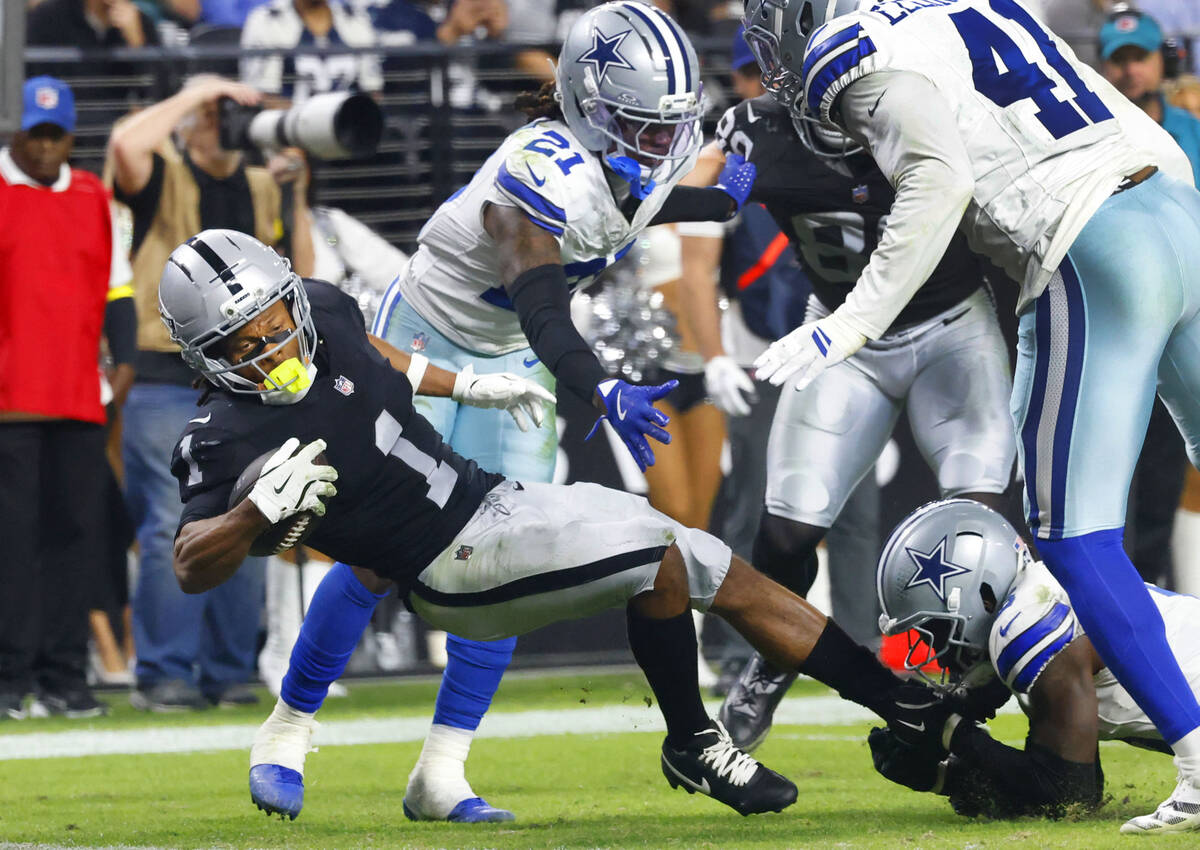 Raiders wide receiver Tre Tucker (1) stretches to score a touchdown against Dallas Cowboys duri ...