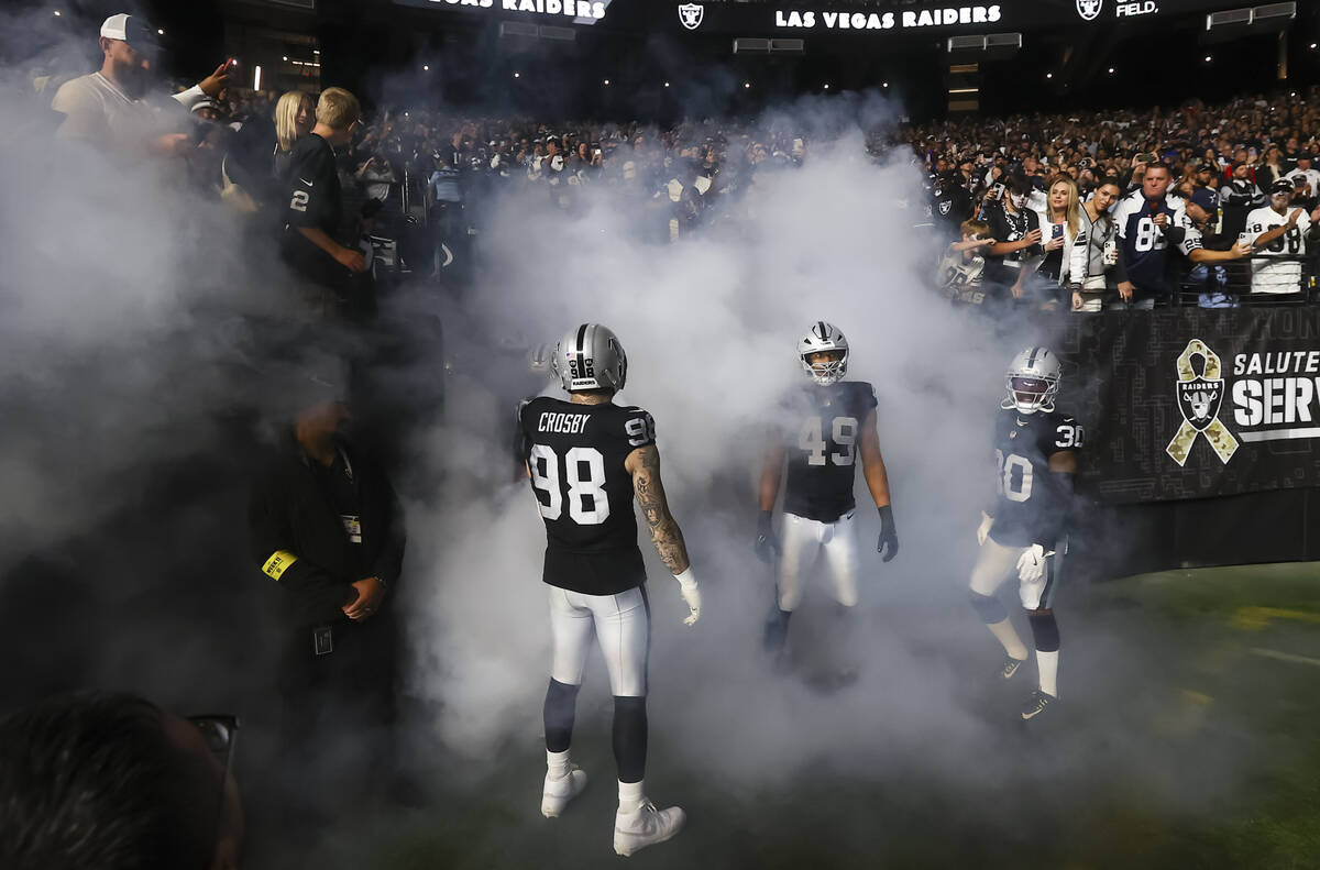 Raiders defensive end Maxx Crosby (98), defensive end Charles Snowden (49) and Raiders cornerba ...