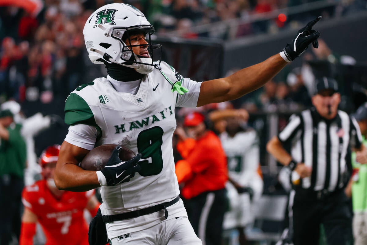 Hawaii wide receiver Jackson Harris (9) runs the ball in for a touchdown during the first half ...