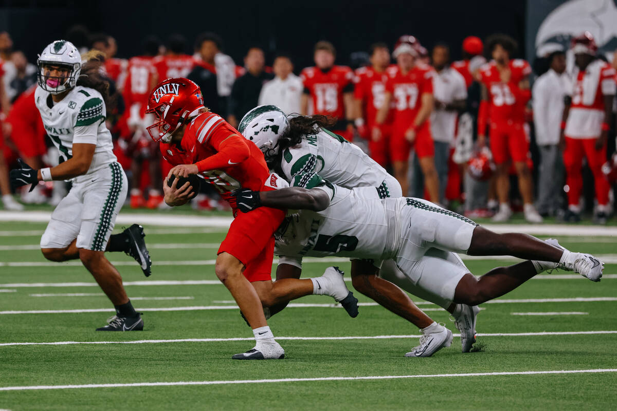 Hawaii defensive lineman Tariq Jones (5) and Hawaii defensive back Kilinahe Mendiola-Jensen (8) ...