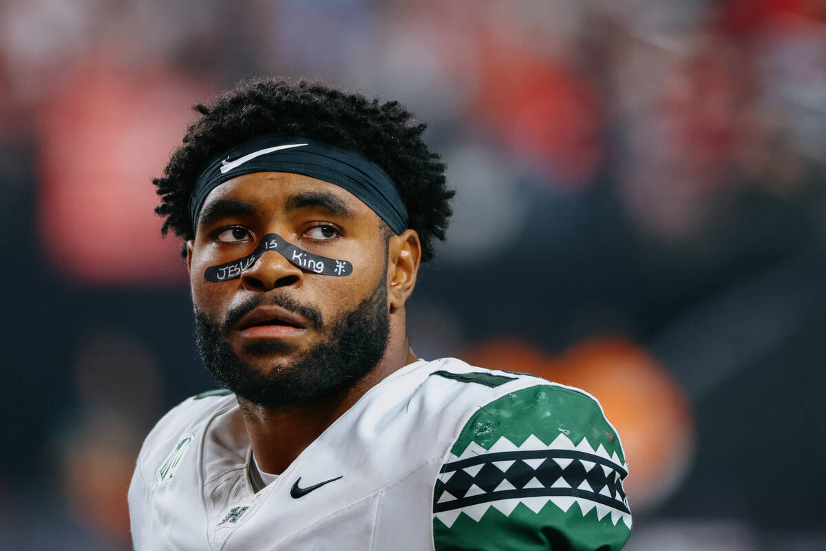 Hawaii linebacker Jamih Otis (11) looks up into the crowd during the second half of the Ninth I ...
