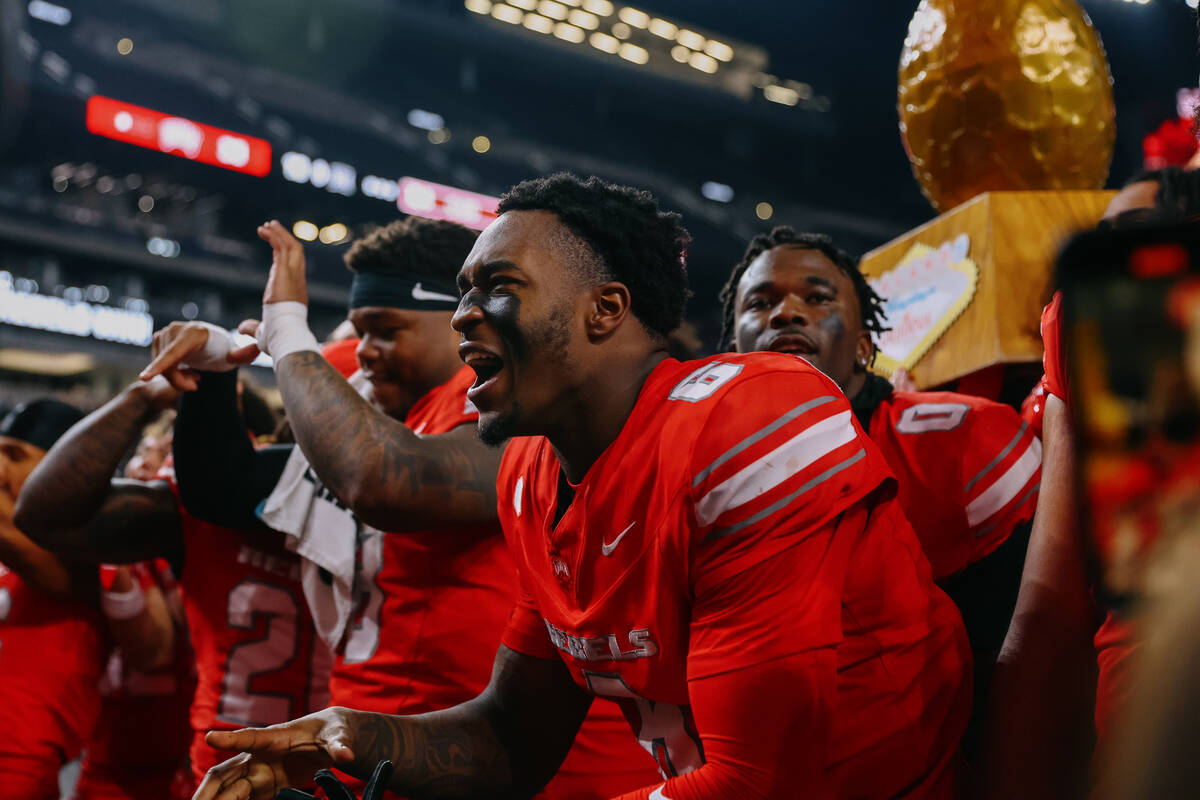 UNLV defensive back Mumu Bin-Wahad (6) sings the school’s alma mater after the Ninth Isl ...
