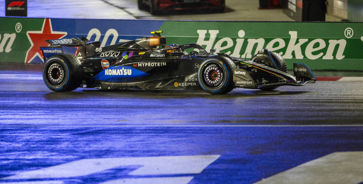 Williams drive Carlos Sainz (55) navigates turn 1 in the rain during the qualifying race at the ...