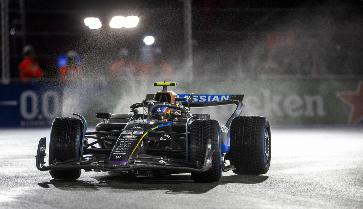 Williams drive Carlos Sainz (55) navigates turn 1 in the rain during the qualifying race at the ...
