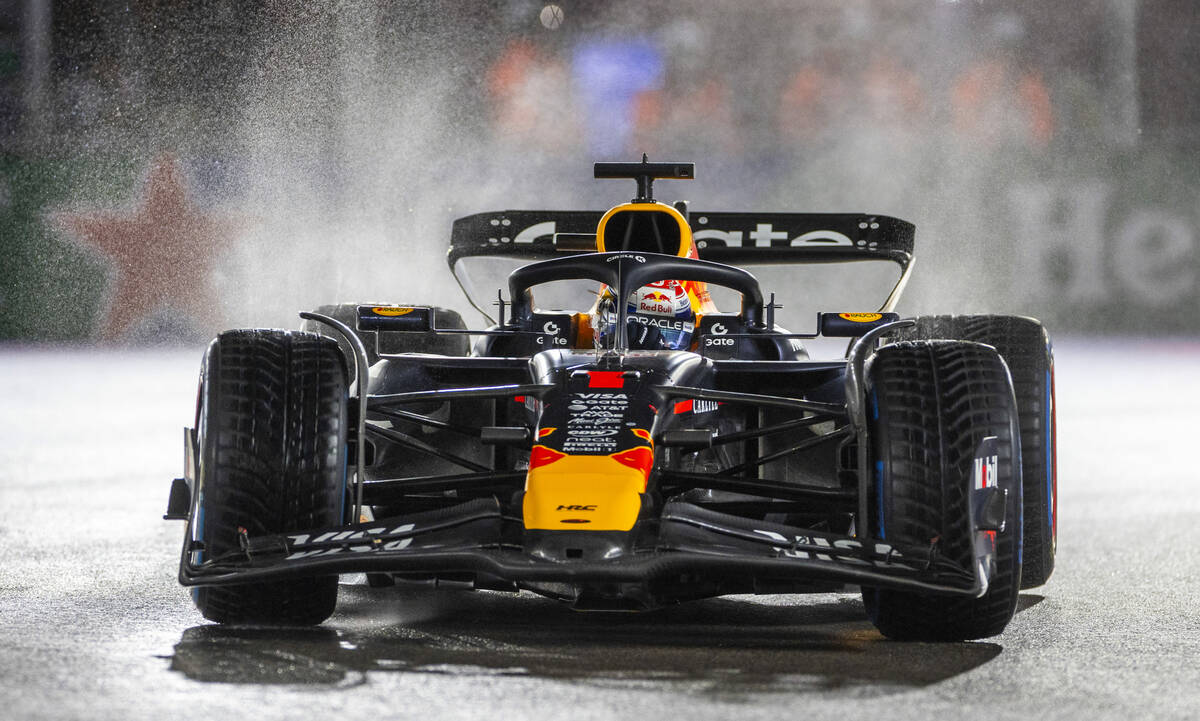 Red Bull driver Max Verstappen (1) navigates turn 1 in the rain during the qualifying race at t ...