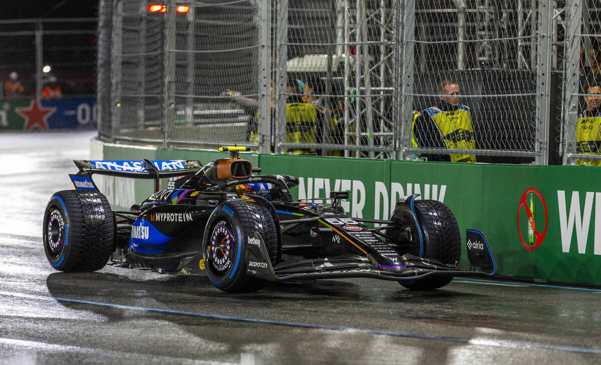Williams drive Carlos Sainz (55) navigates turn 1 in the rain during the qualifying race at the ...