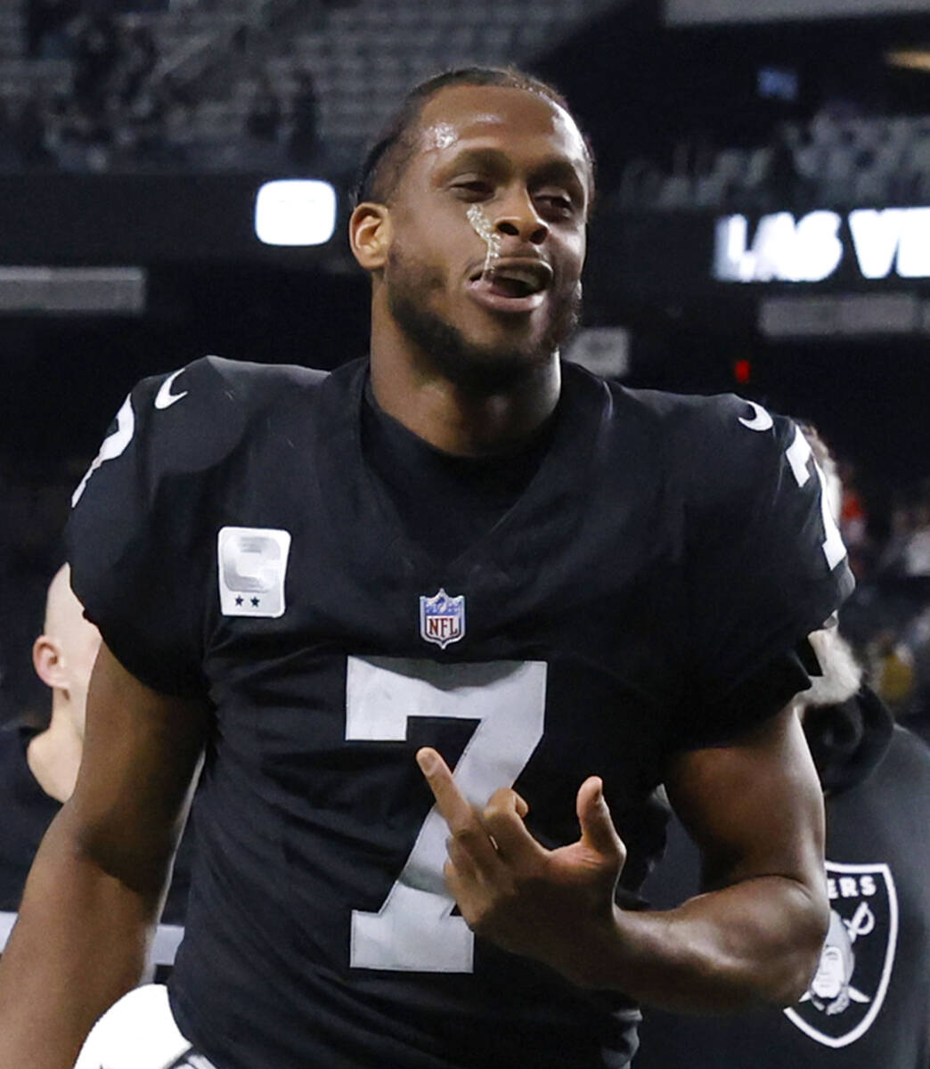 Raiders quarterback Geno Smith (7) reacts to fans as he leaves the field after losing 24-10 to ...