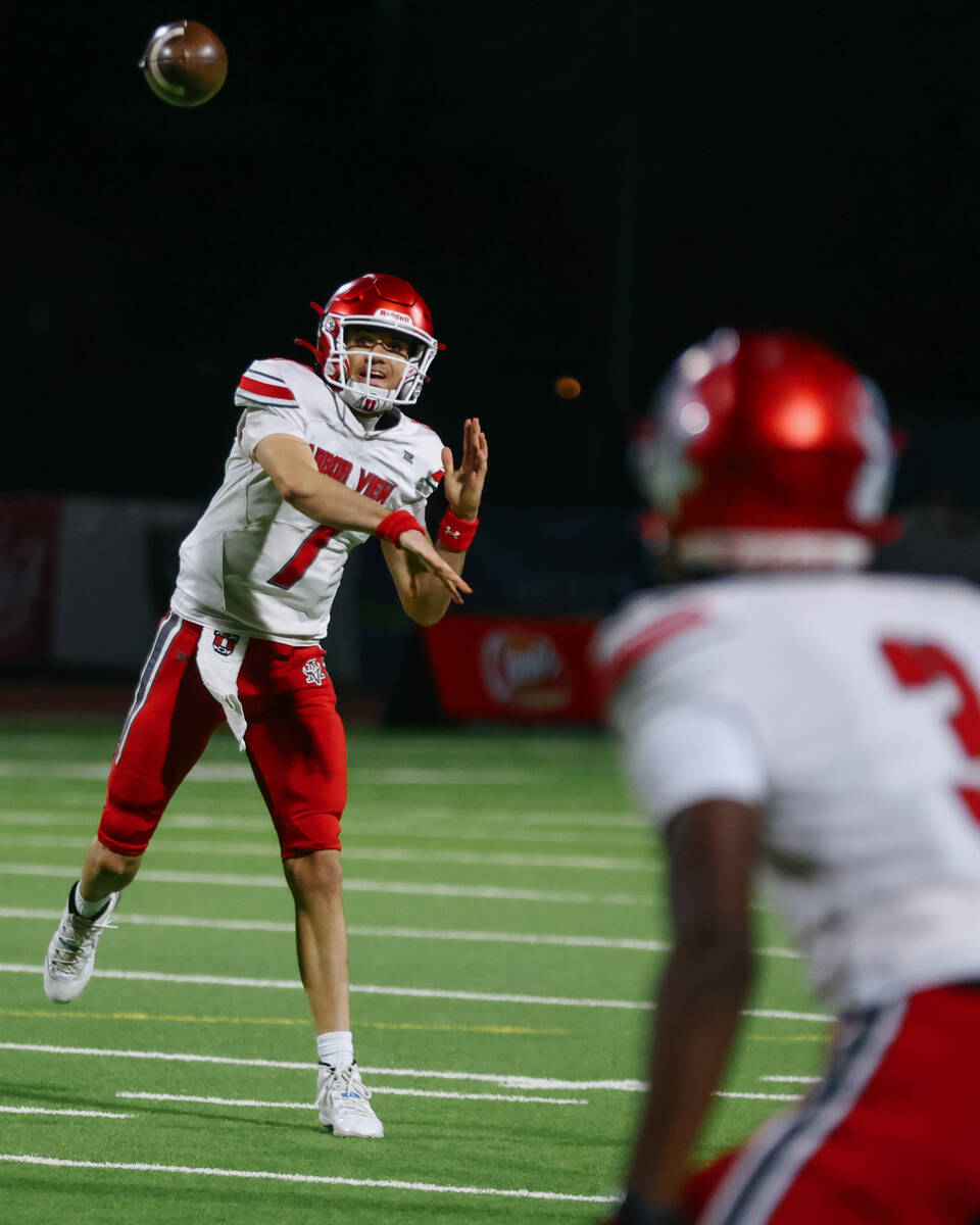 Arbor View quarterback Thaddeus Thatcher (7) passes to teammate wide receiver Damani Warren (3) ...