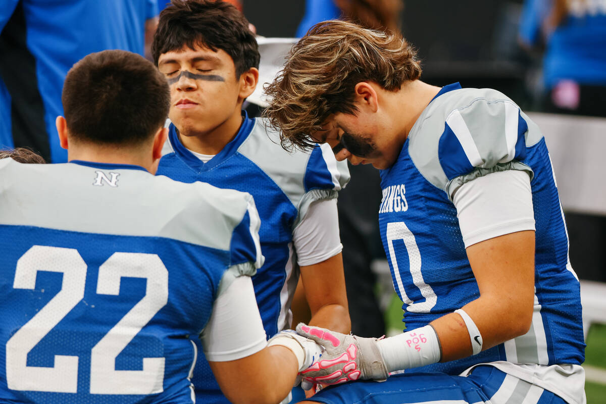 Needles’ Brayden Baca (10), right, prays with teammates before the first half of the 2A ...