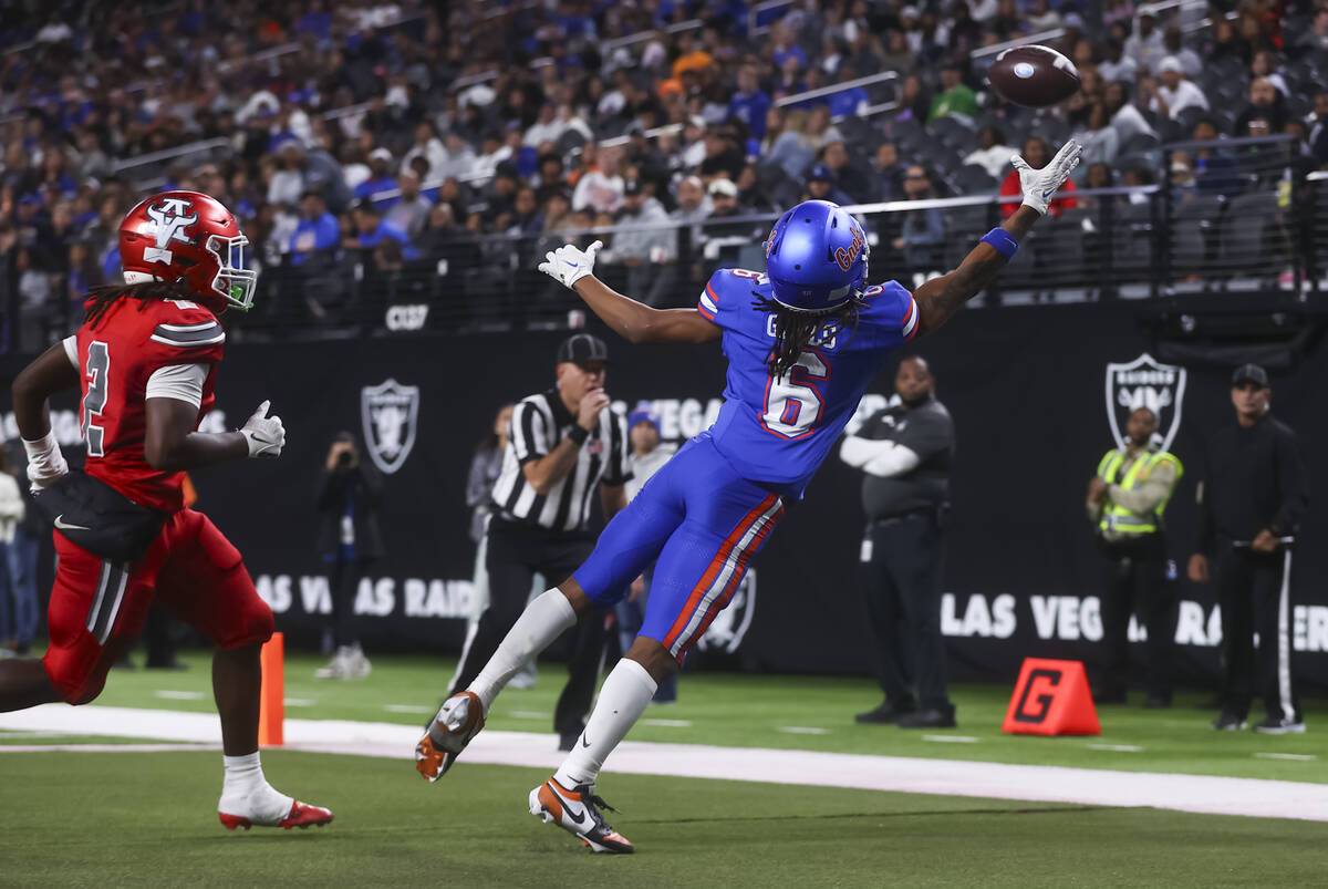 Bishop Gorman wide receiver Massiah Mingo (6) comes up short on the reception during first half ...