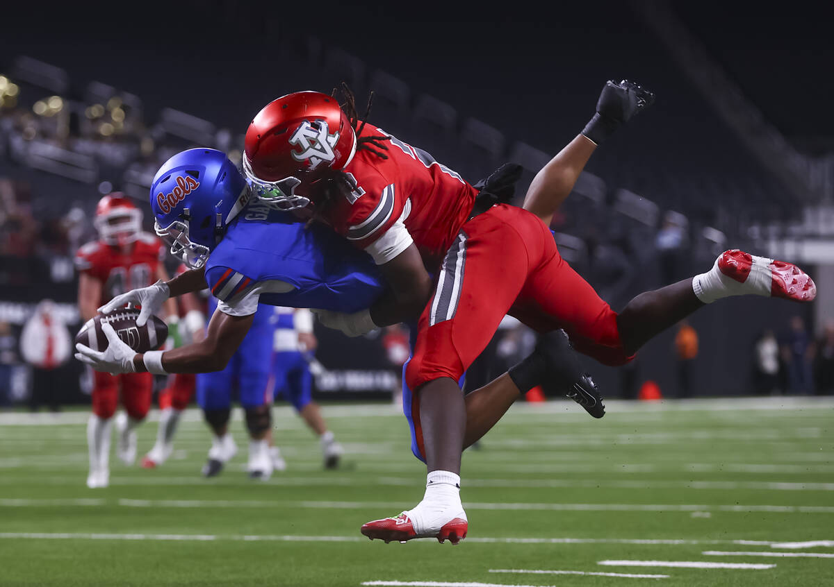 Bishop Gorman defensive back Isaiah Nickels (1) makes the touchdown catch under pressure from A ...