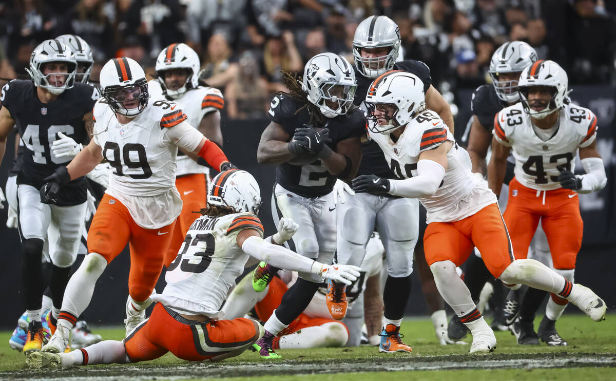 Raiders running back Ashton Jeanty (2) runs the ball against the Cleveland Browns during the fi ...