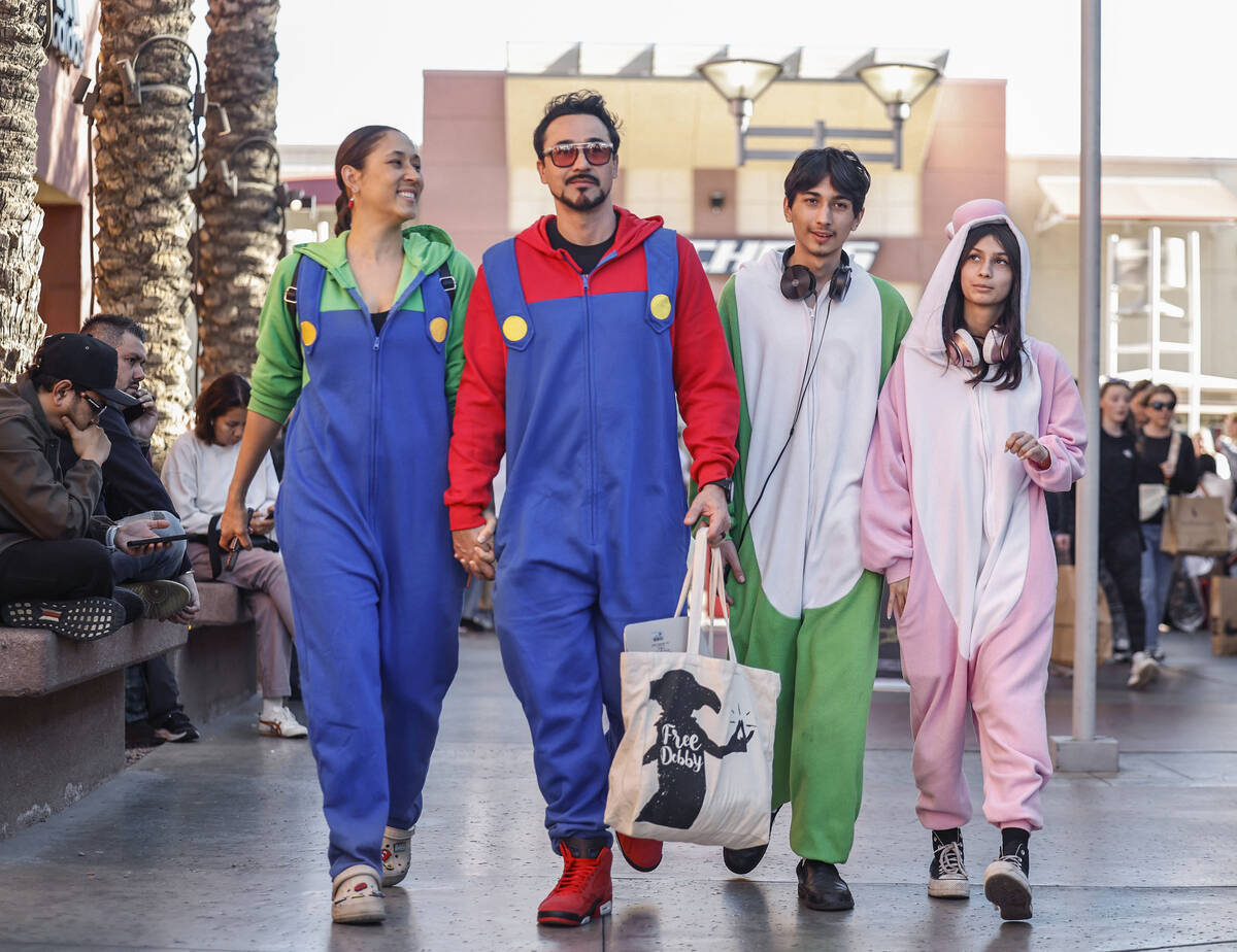 Melinda, Guillermo, Sean and Gisele Gonzalez shop during Black Friday at Las Vegas North Premiu ...