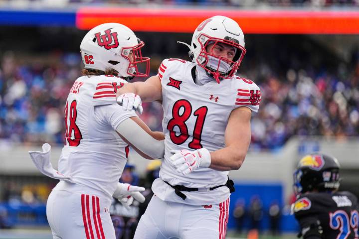 Utah tight ends JJ Buchanan (81) celebrates with tight end Dallen Bentley (88) after Buchanan s ...