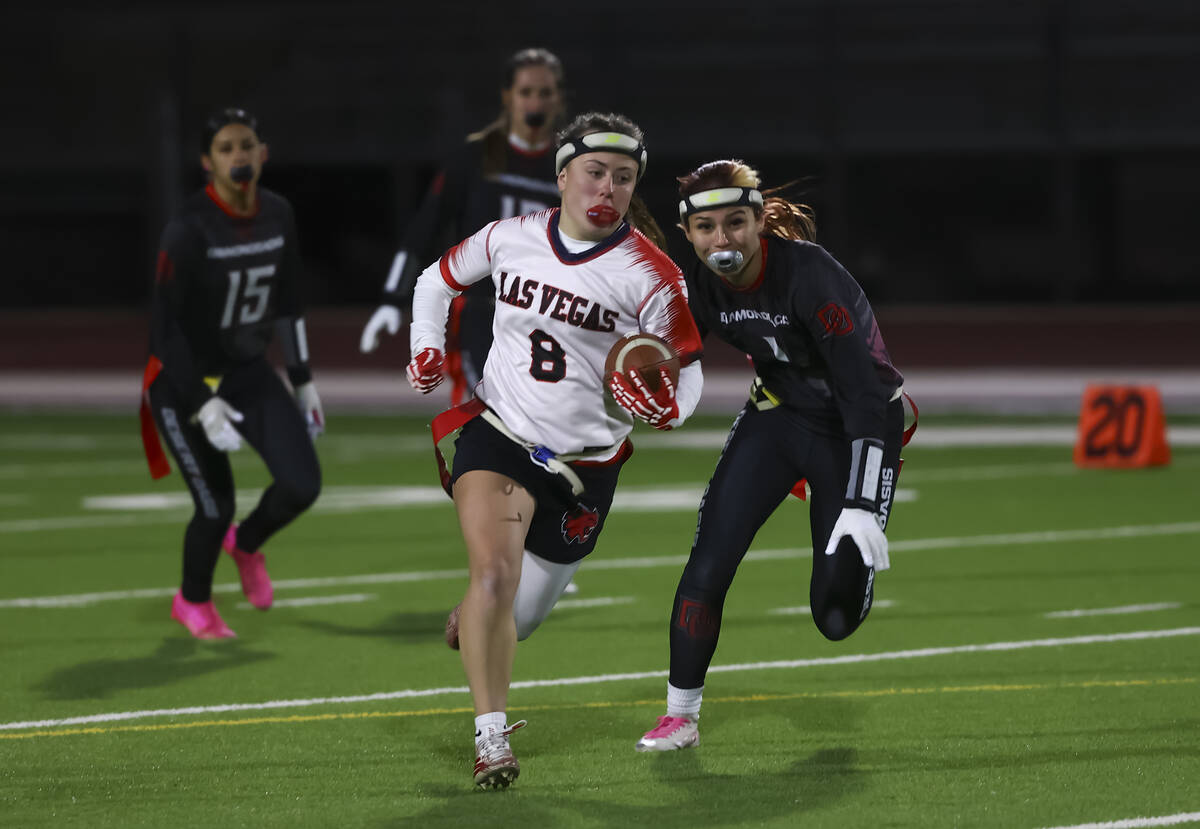 Las Vegas’ Madalynn Price (8) runs the ball past Desert Oasis' Kaydence Gerstel-Ric ...