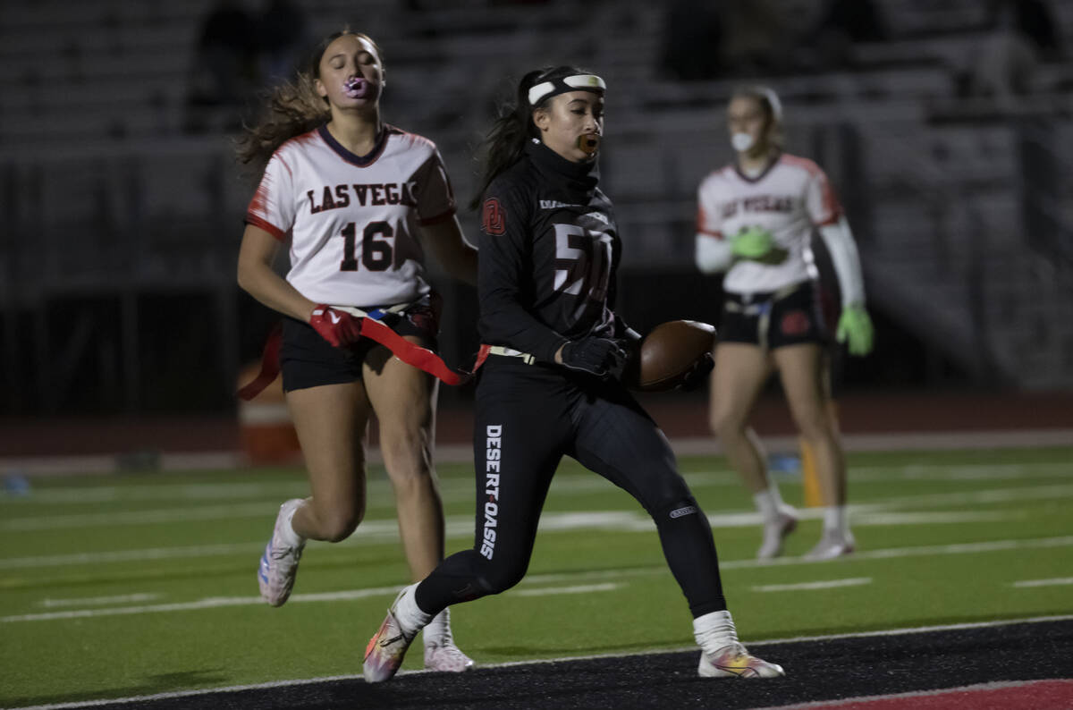 Desert Oasis' Jordyn Dewitt (50) scores a touchdown past Las Vegas’ Janelle Tu&#039 ...