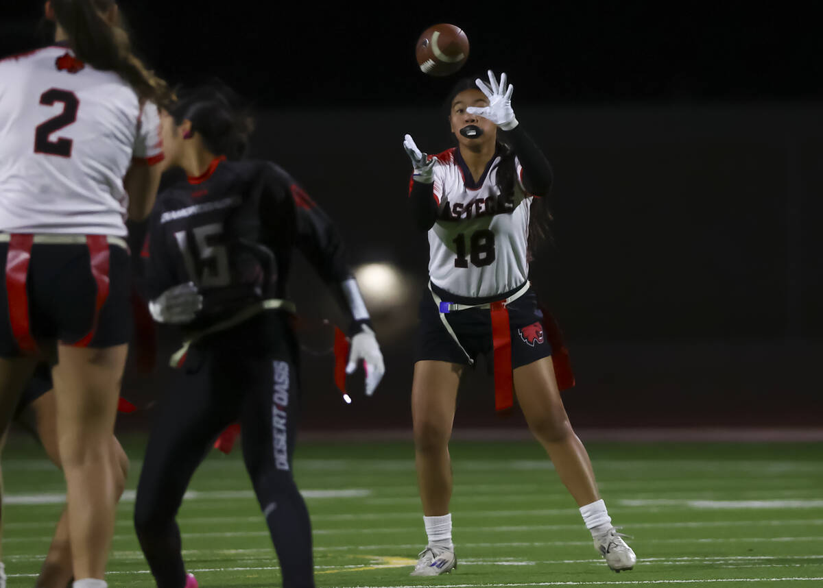 Las Vegas’ Lissette Do (18) reaches to make the catch against Desert Oasis during a flag ...