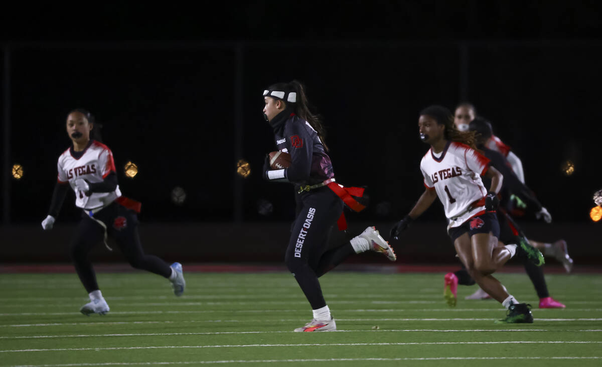 Desert Oasis' Jordyn Dewitt (50) runs the ball against Las Vegas during a flag football ga ...